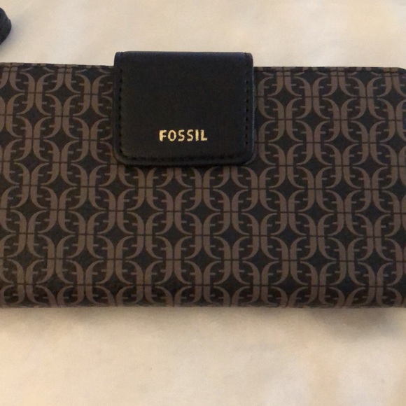 Fossil Madison Zip Clutch Black Brown Faux Leather Geometric Logo Pattern NWT - Picture 16 of 16